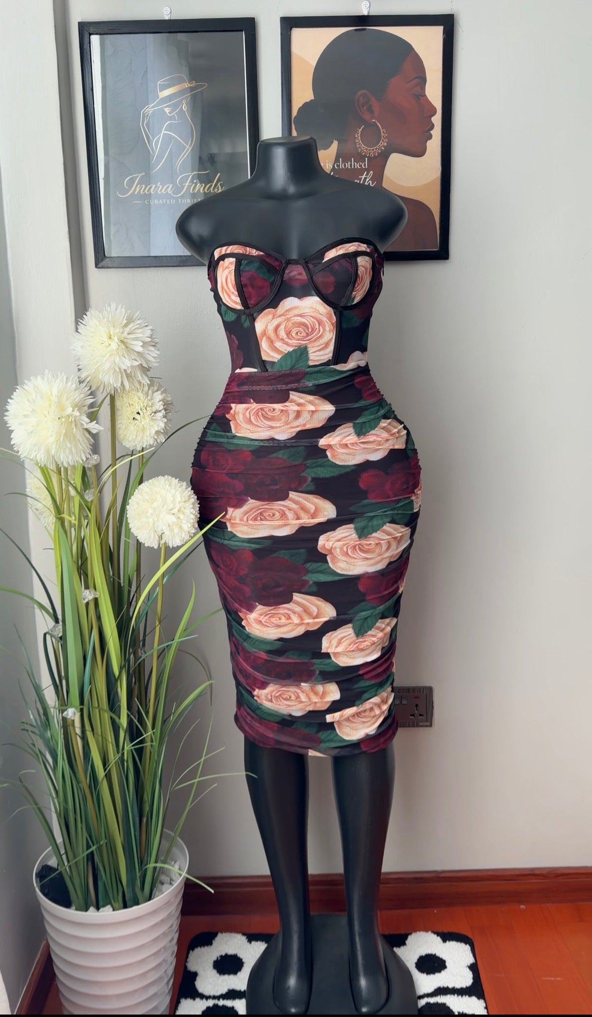 Sweetheart-neckline midi body-con