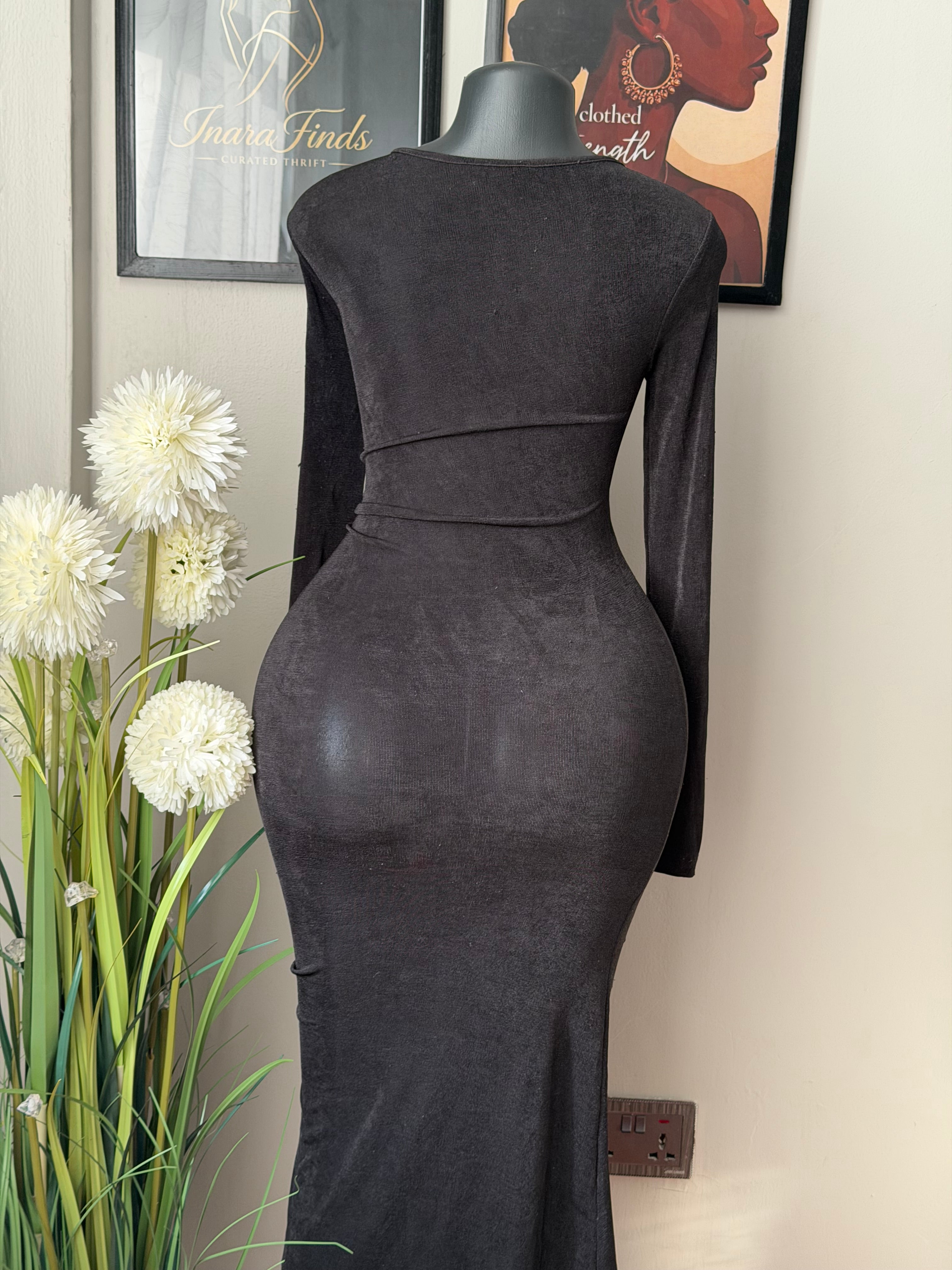 Long-sleeve black bodycon midi