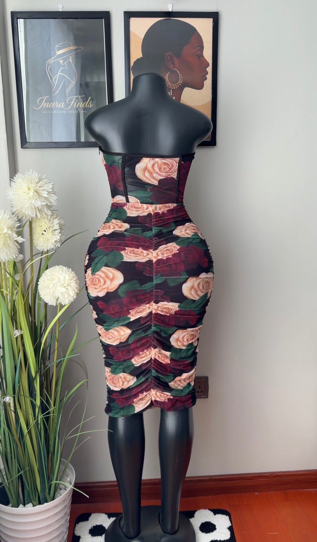 Sweetheart-neckline midi body-con
